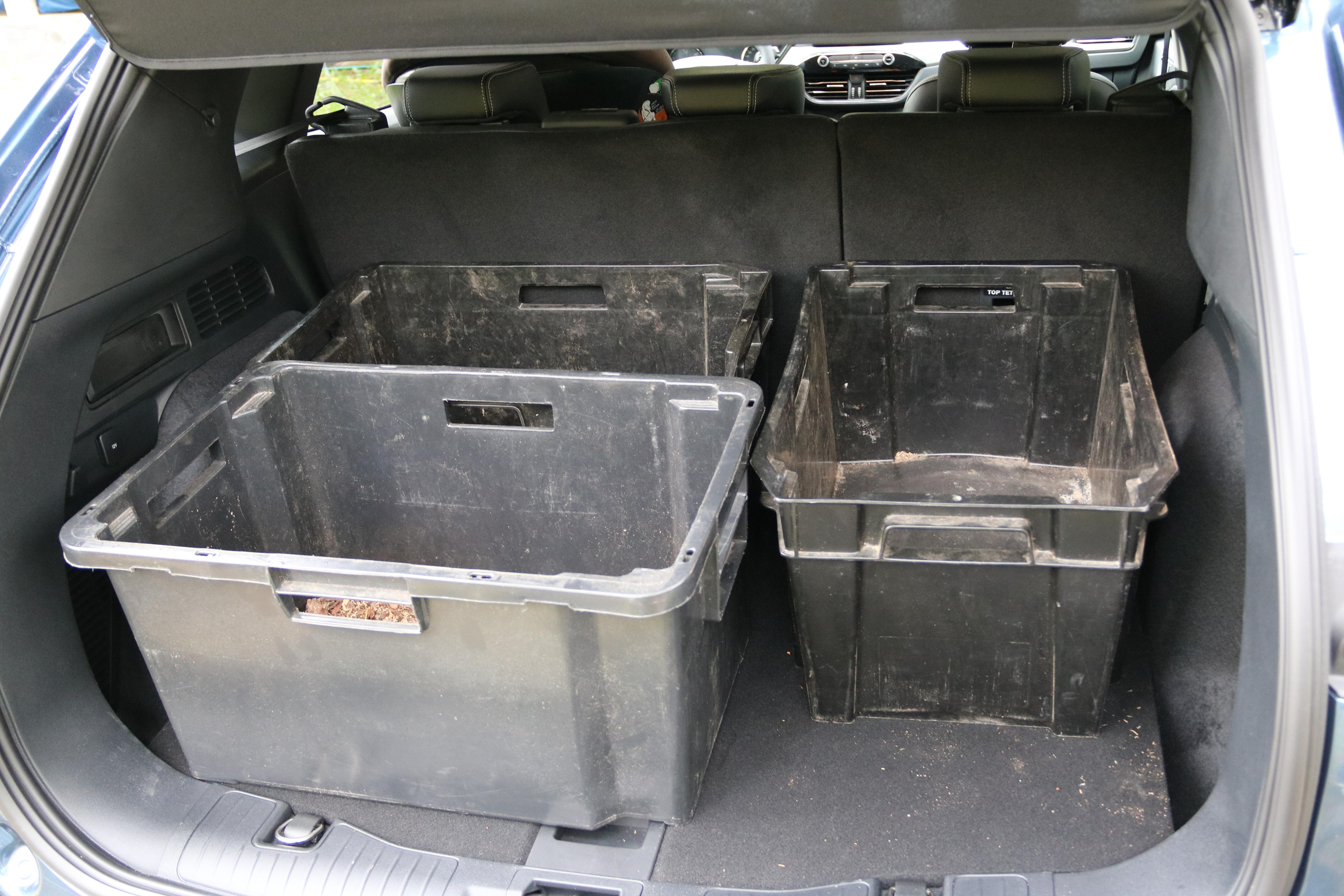 Ford Kuga PHEV Kofferraum mit drei Plastikbehältern gefüllt
